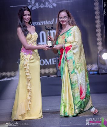 Sarita Wadhwa Best makeup artist shri Niwas puri 1 353x420 - Glam Pro Beauty & Wellness Awards 2018 - Celebrity Presenter Actress Kriti Kharbanda and TV Superstar Manish Goel